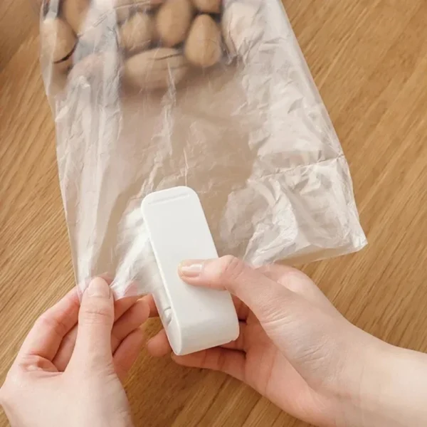 S453d8a7a2d914642a827efa3ff3c9077K.webp 1pc Kitchen Handheld Snack Sealer, Plastic Bag Sealer For Freshness, Easy-To-Use Kitchen Gadge, Portable Heat Sealer Packaging